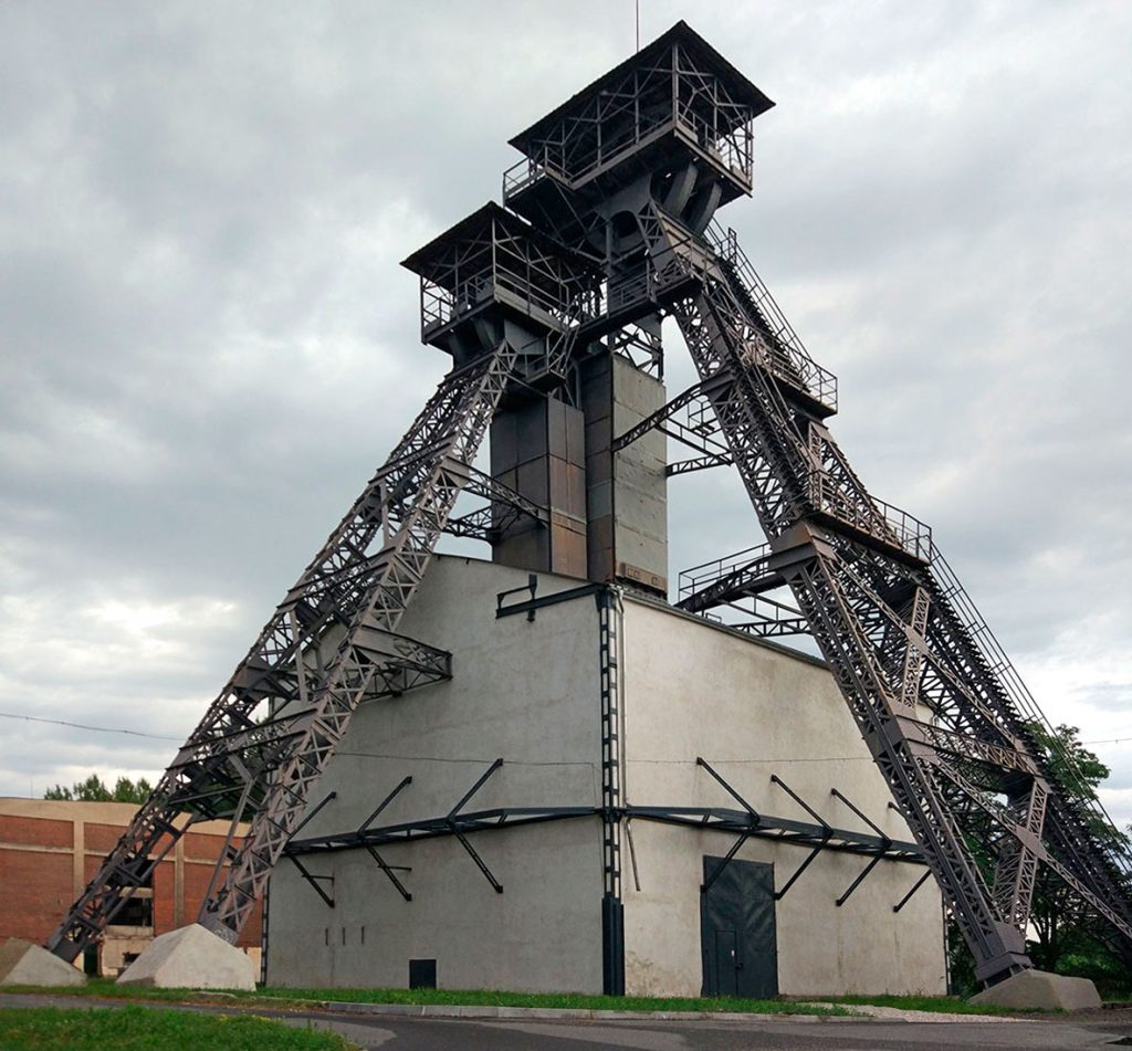 Vista lateral de los castilletes de Důl Petr Bezruč. Ostrava. República Checa. 2017