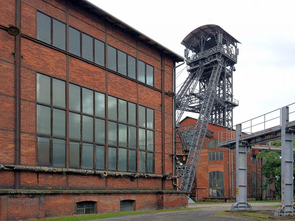 Vista lateral del castillete de Důl Michal. Ostrava. República Checa. 2017