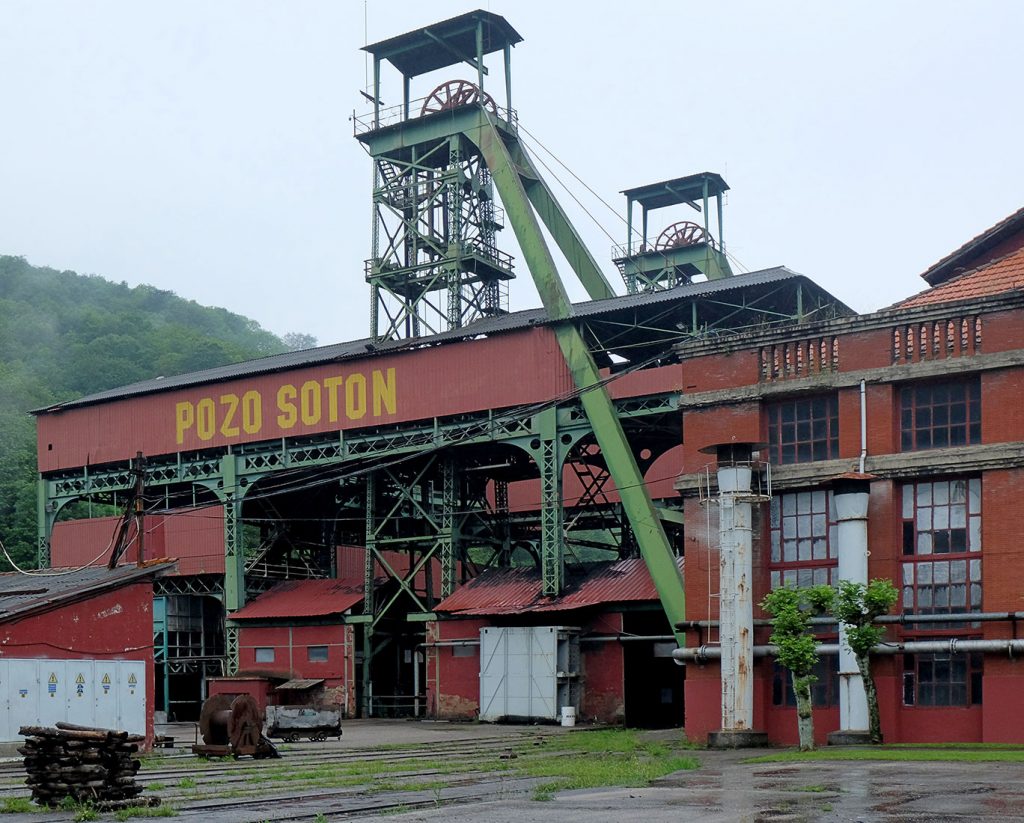 Vista lateral del Pozo Sotón. San Martín del Rey Aurelio. Asturias. 2018