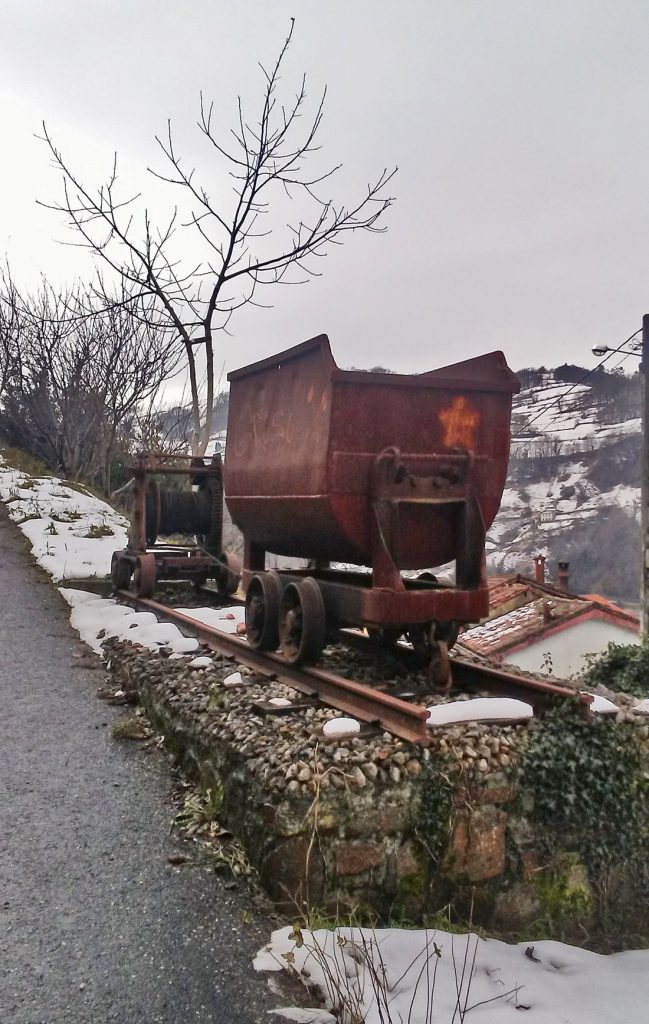 Maquinarias mineras a la entrada de una casa. Villalad. Blimea. 2018