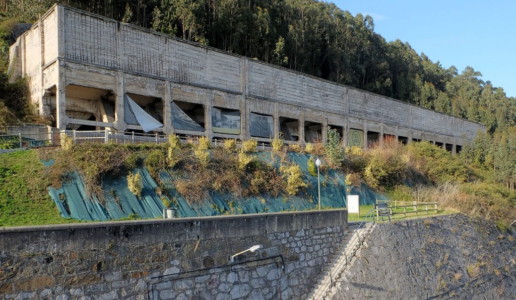 Antiguas tolvas del puerto carbonero de San Esteban de Pravia. Muros del Nalón. Asturias. 2019