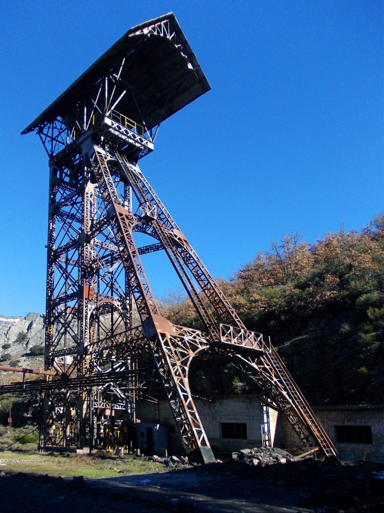 Castillete de las instalaciones abandonadas de el Pozo Ibarra, Ciñera de Gordón. Pola de Gordón. León 2014