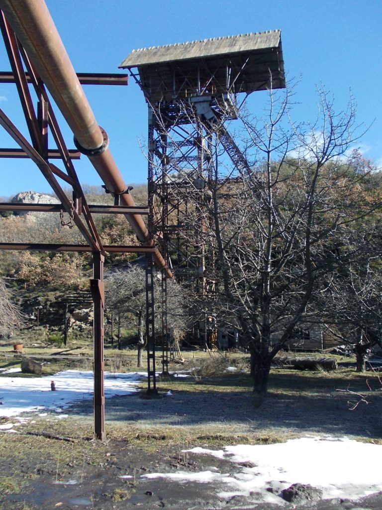 Castillete de las instalaciones abandonadas de el Pozo Ibarra, Ciñera de Gordón. Pola de Gordón. León 2014