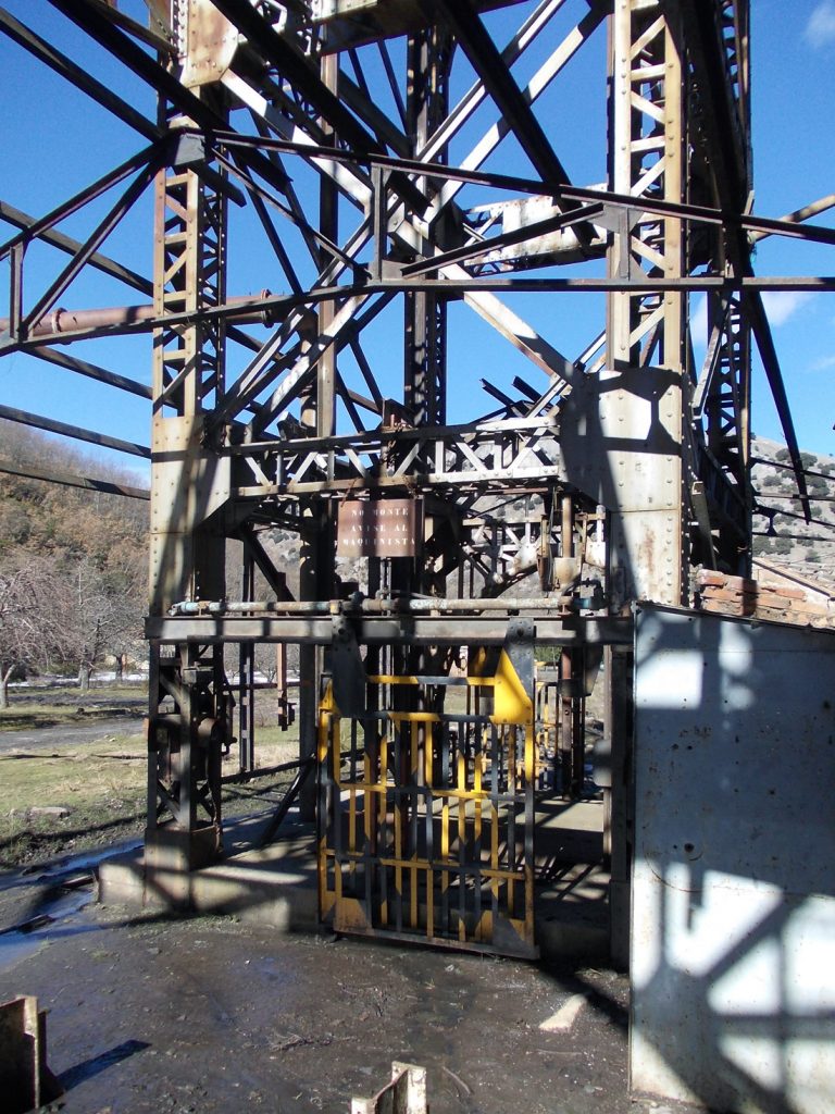 Instalaciones abandonadas de el Pozo Ibarra, Ciñera de Gordón. Pola de Gordón. León 2014