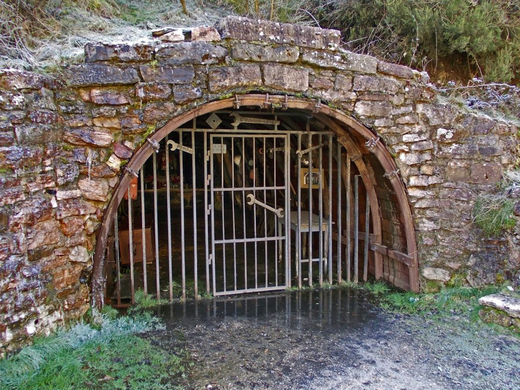Bocamina de las Instalaciones abandonadas de el Pozo Ibarra, Ciñera de Gordón. Pola de Gordón. León 2014