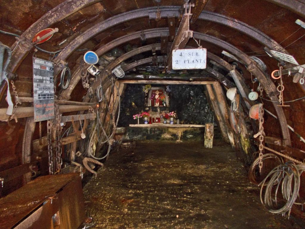 Imagen de Santa Bárbara en el interior de una bocamina en las instalaciones abandonadas de el Pozo Ibarra, Ciñera de Gordón. Pola de Gordón. León 2014