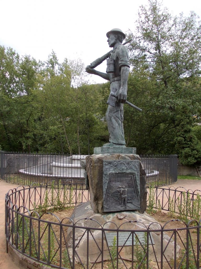 Monumento minero en Torre del Bierzo. León 2017