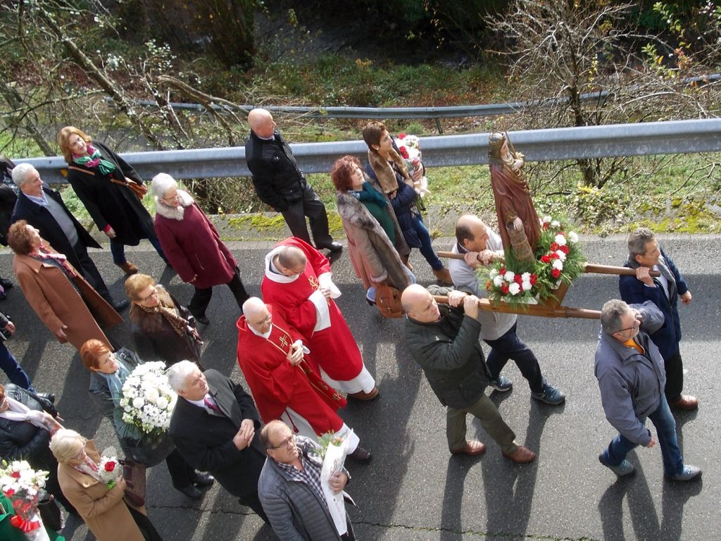 Procesion el Día de Santa Bárbara en el pueblo de Santa Bárbara. Sotrondio. San Martín del Rey Aurelio. Asturias. 2018