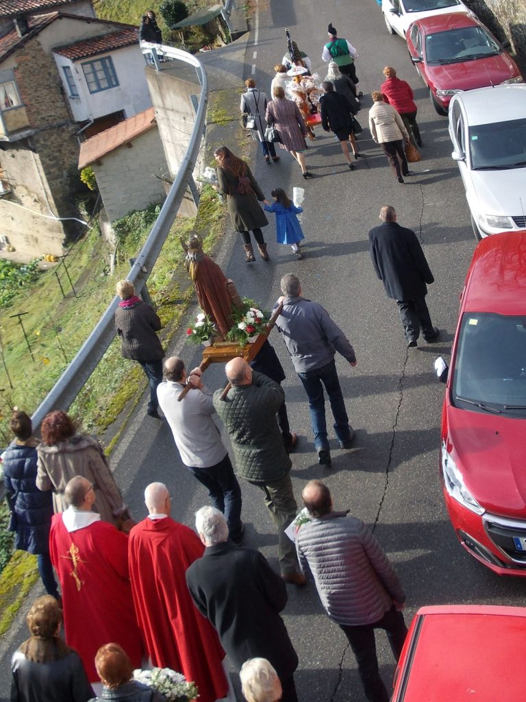 Procesion el Día de Santa Bárbara en el pueblo de Santa Bárbara. Sotrondio. San Martín del Rey Aurelio. Asturias. 2018