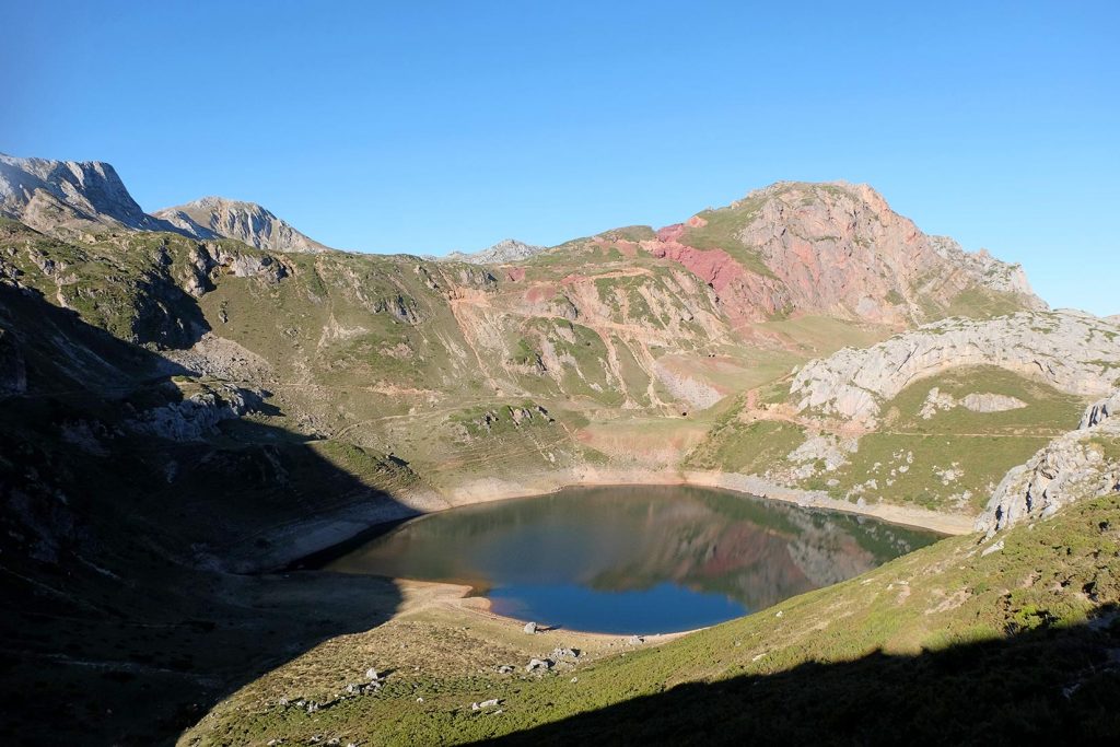 Lago de la Cueva con la Mina Santa Rita al fondo. Somiedo. Asturias. 2019