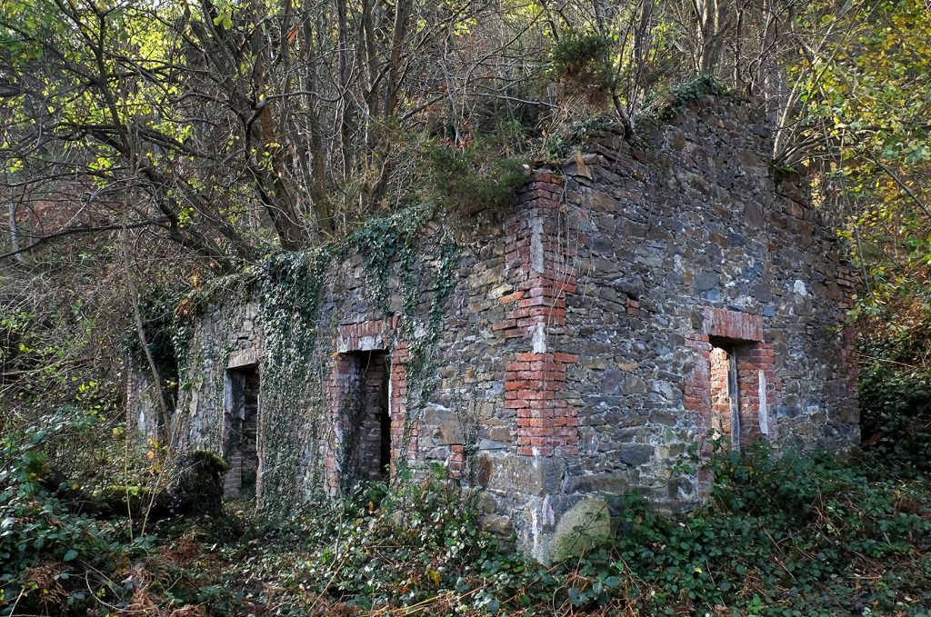 Instalaciones abandonadas del mismo nivel del Pozu La Balanza. Valle de Turón. Mieres. Asturias. 2018