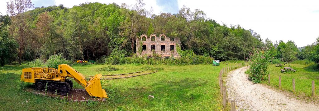 Panorámica de las instalaciones del segundo piso de las Minas de Urbiés. Valle de Turón. Mieres. Asturias. 2019