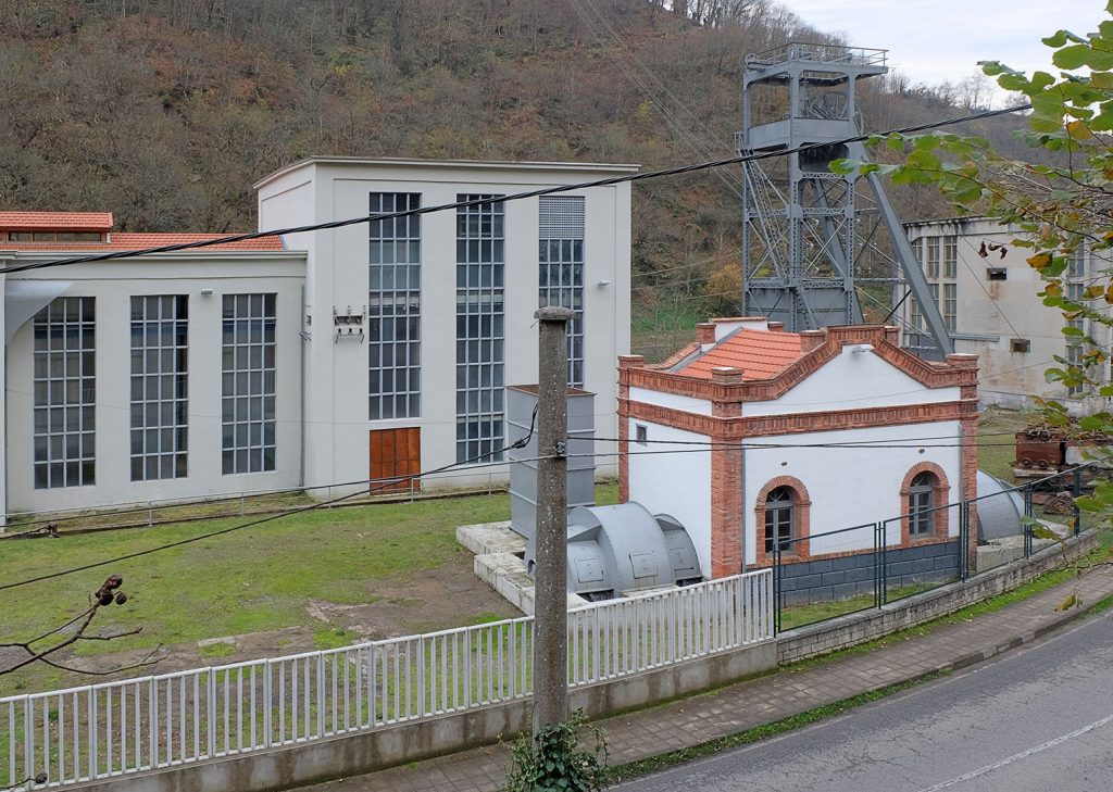 Pozo de ventilación y castillete del Pozo Santa Bárbara. Valle de Turón. Mieres. Asturias. 2018