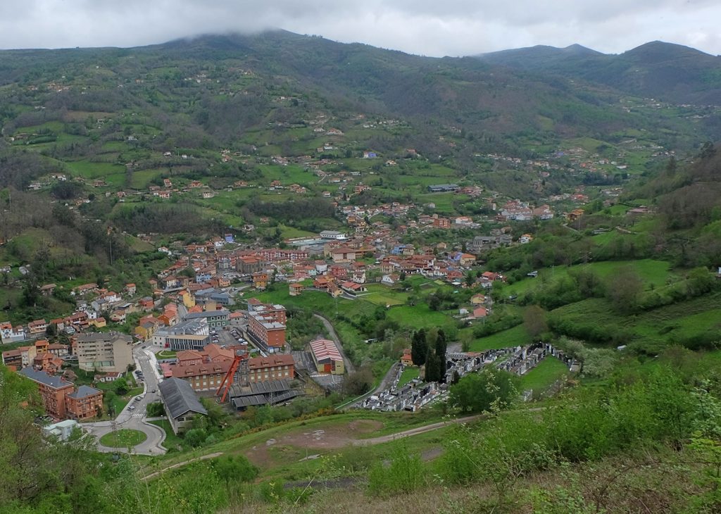 Pozo San José visto desde la escombrera. Valle de Turón. Mieres. Asturias. 2019