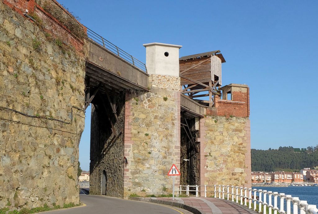 Antiguo cargadero del puerto carbonero de San Esteban de Pravia. Muros del Nalón. Asturias. 2019