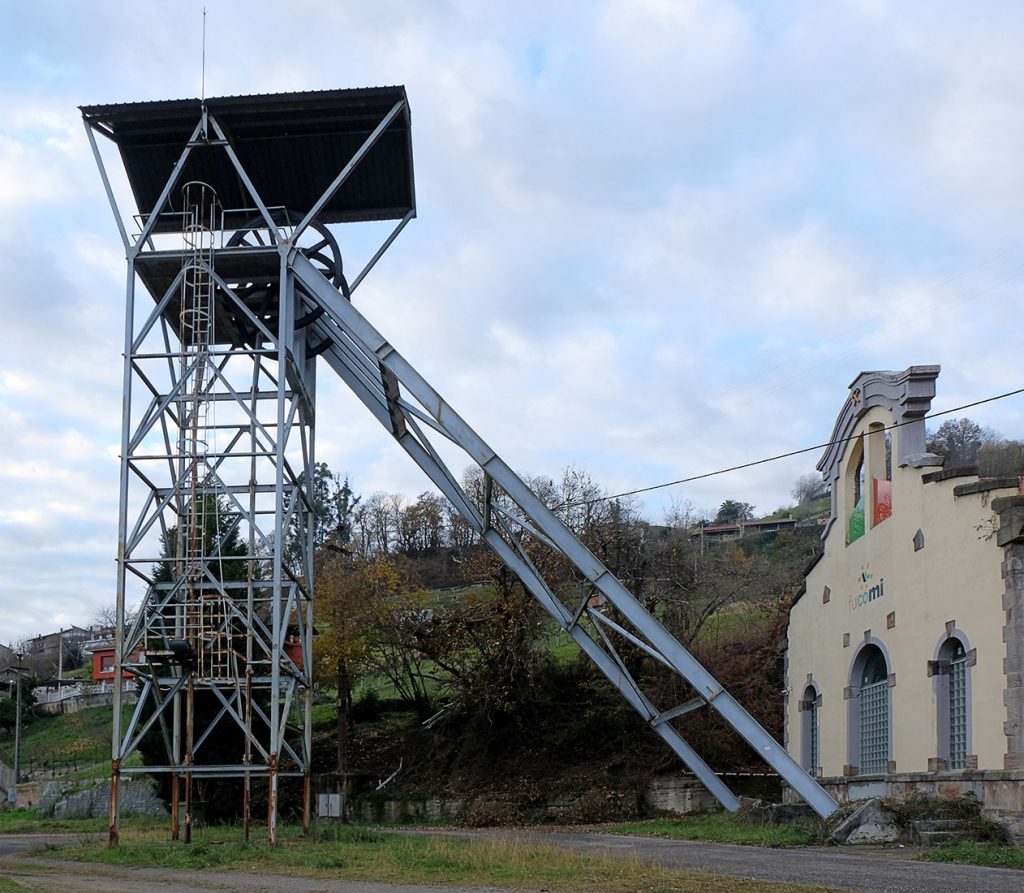 Vista lateral del Pozo Sorriego. El Entrego. San Martín del Rey Aurelio. Asturias. 2019