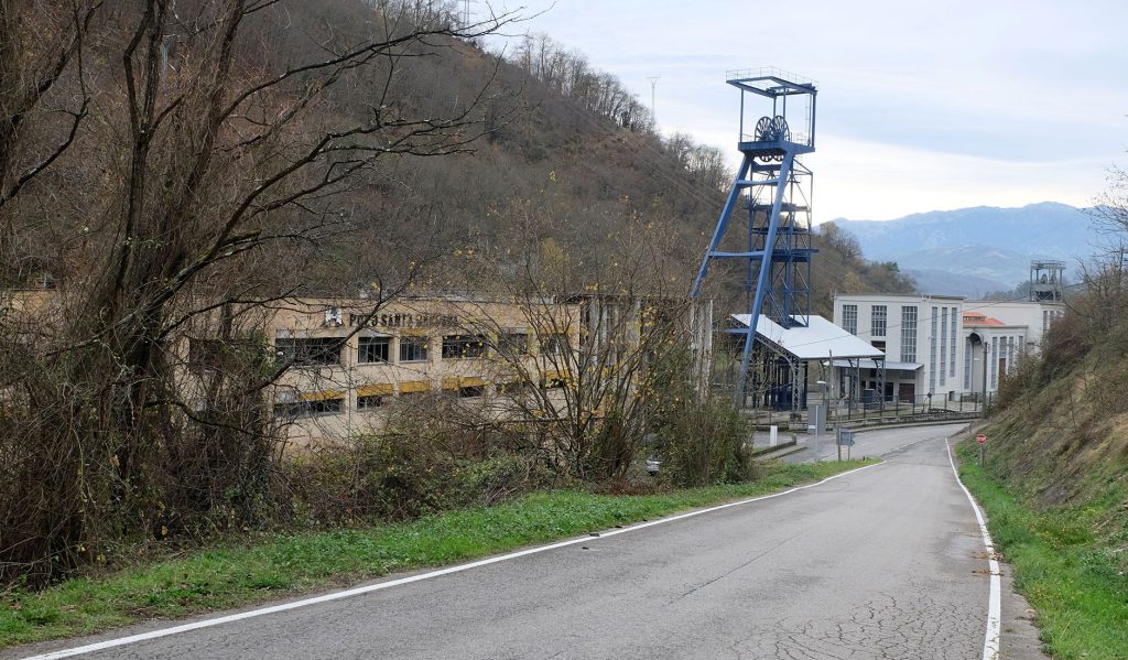 Vista general del Pozo Santa Bárbara. Valle de Turón. Mieres. Asturias. 2018