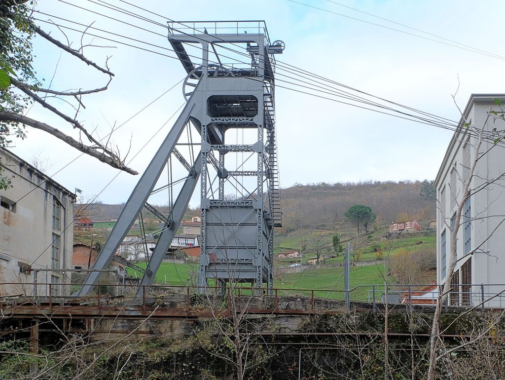 Vista lateral del castillete del Pozo Santa Bárbara. Valle de Turón. Mieres. Asturias. 2018
