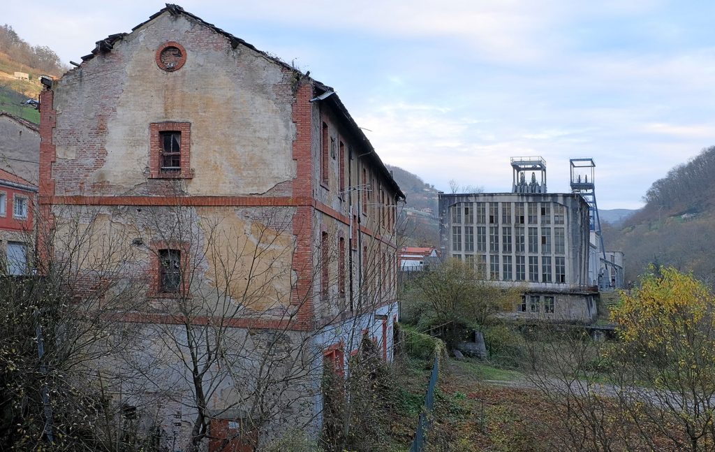 Vista trasera del economato y el Pozo Santa Bárbara. Valle de Turón. Mieres. Asturias. 2018