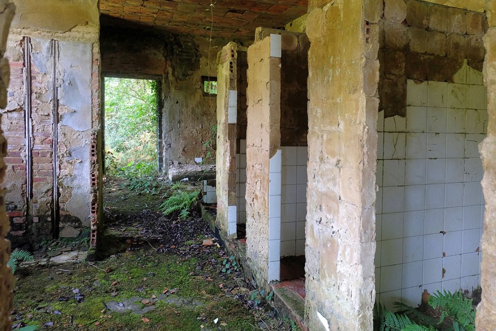 Aseos del segundo piso de las Minas de Urbiés. Valle de Turón. Mieres. Asturias. 2017