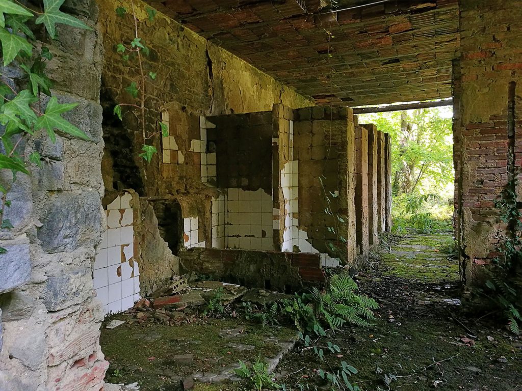 Aseos del segundo piso de las Minas de Urbiés. Valle de Turón. Mieres. Asturias. 2017