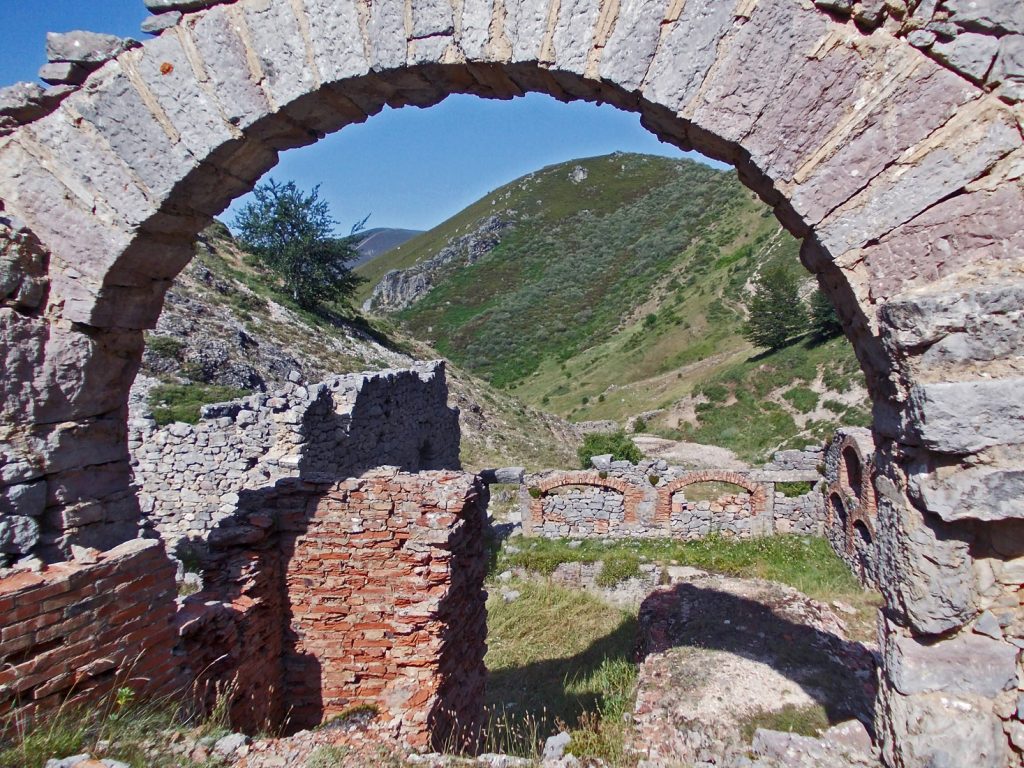 Instalaciones mineras abandonadas de la Mina Divina Providencia. Cármenes. León 2018