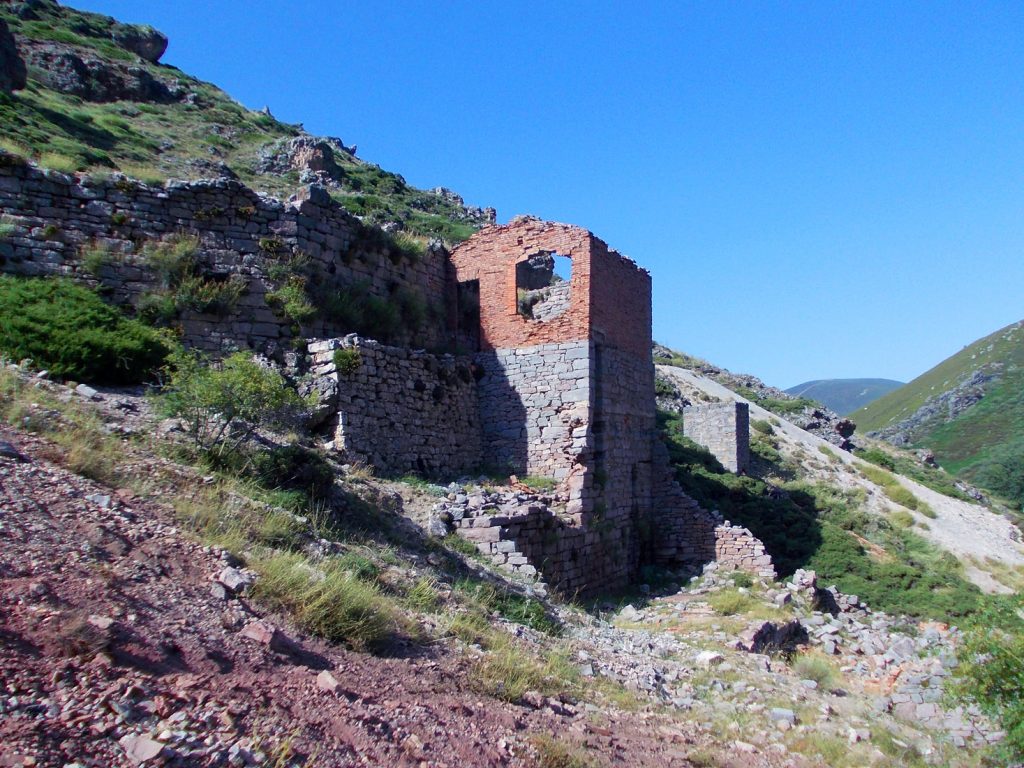 Instalaciones mineras abandonadas de la Mina Divina Providencia. Cármenes. León 2018