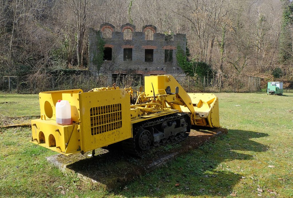 Pala cargadora y oficinas del segundo piso de las Minas de Urbiés. Valle de Turón. Mieres. Asturias. 2020