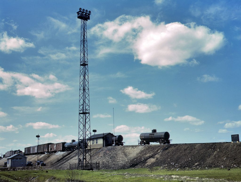Vagones cisterna pasando por el monte de Proviso. Noroeste de Chicago, EEUU. 1943