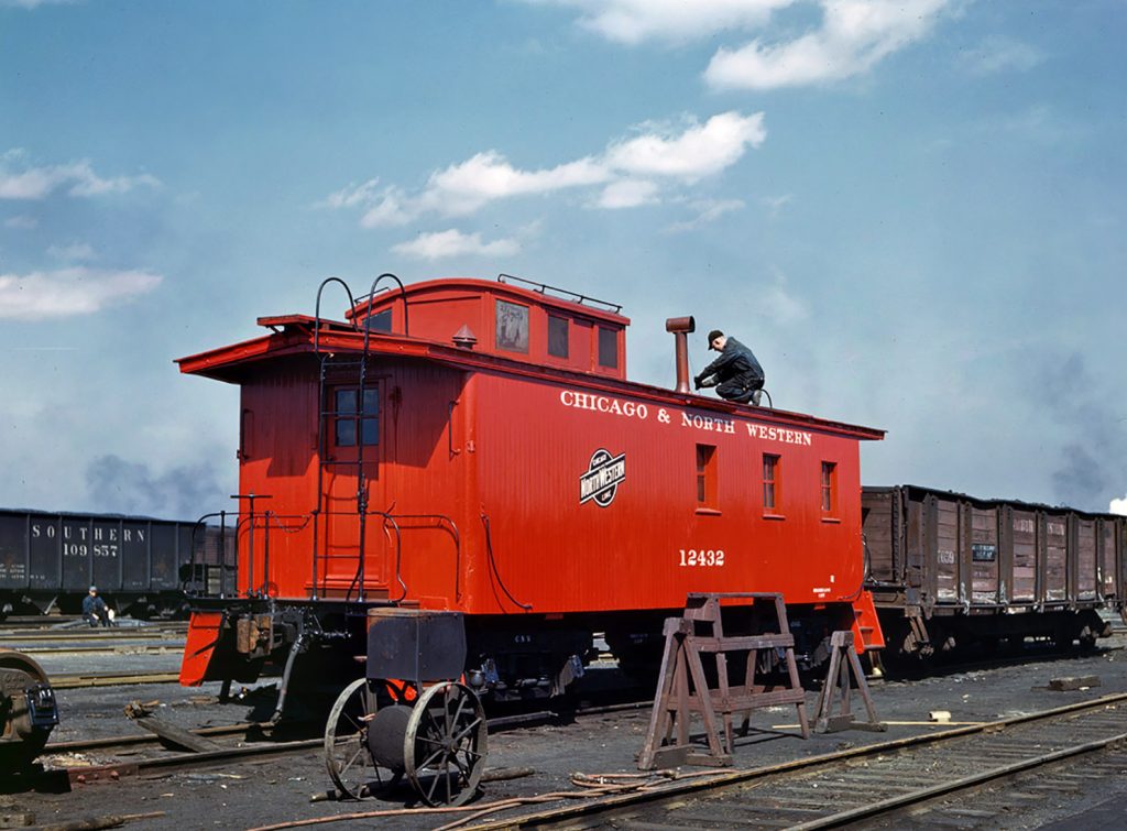 Vagon del ferrocarril del noroeste de Chicago. Trabajador dando los últimos retoques a un vagon de carga reconstruido. Chicago. EEUU. 1943