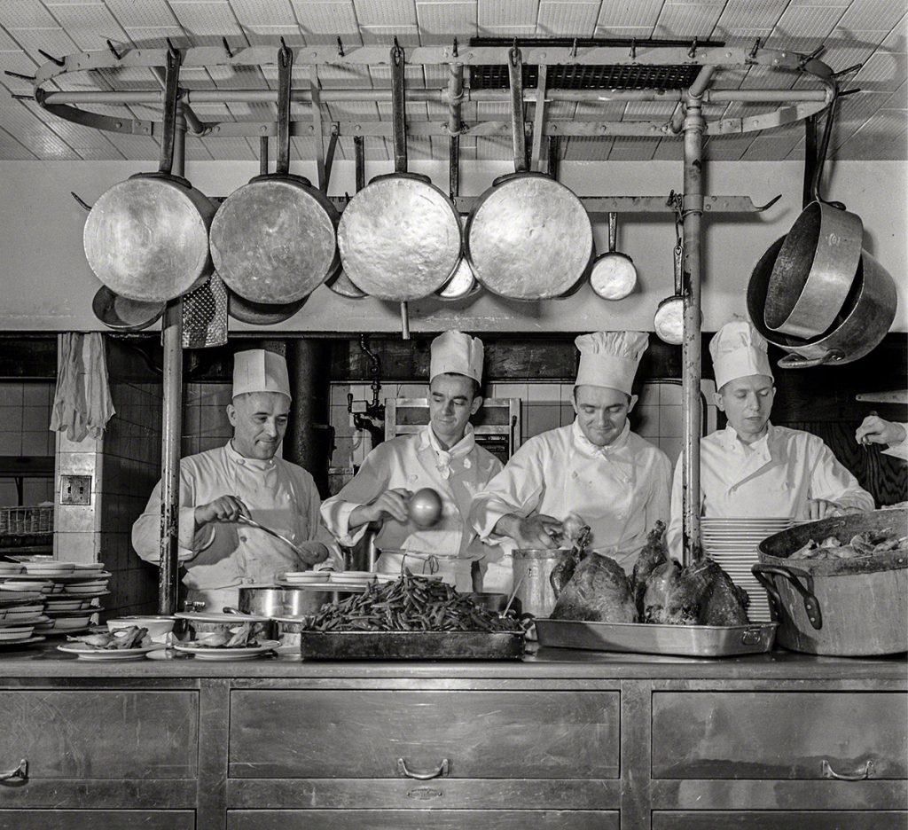 Vagon cocina de uno de los restaurantes Fred Harvey en la estación de Chicago, Illinois. EEUU. 1943