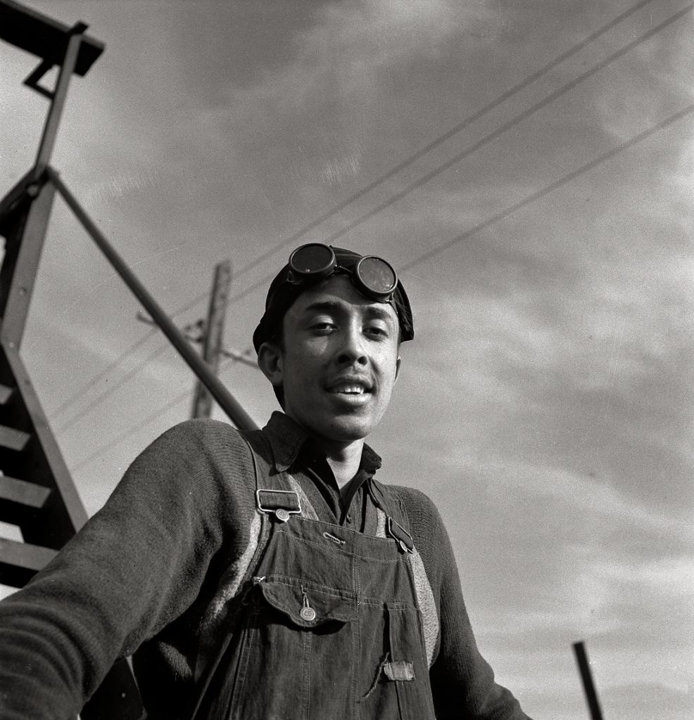 Eladio Tostado, ayudante de mantenimiento de la linea del ferrocarril Topeka y Santa Fe. Atchison. Kansas. EEUU. 1943