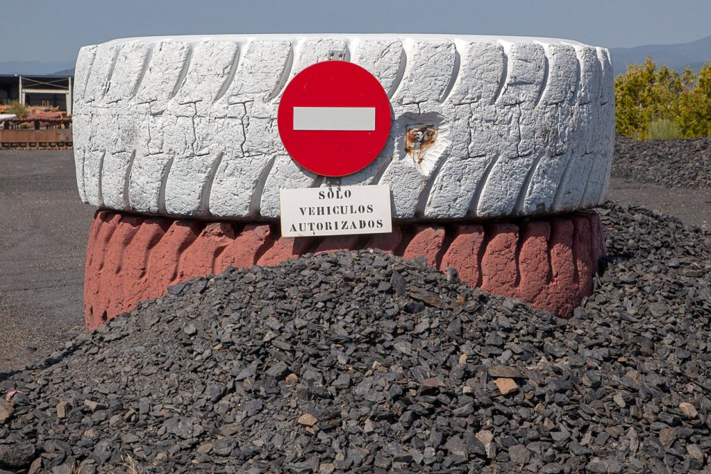 Instalaciones cerradas del taller de maquinaria de la Corta de Fabero. León 2020