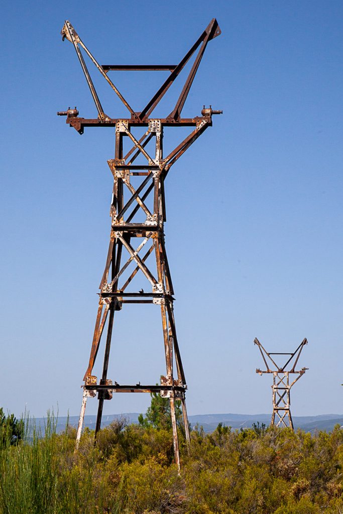 Antiguas torres de la línea de transporte de Baldes. Corta de Fabero. León 2020