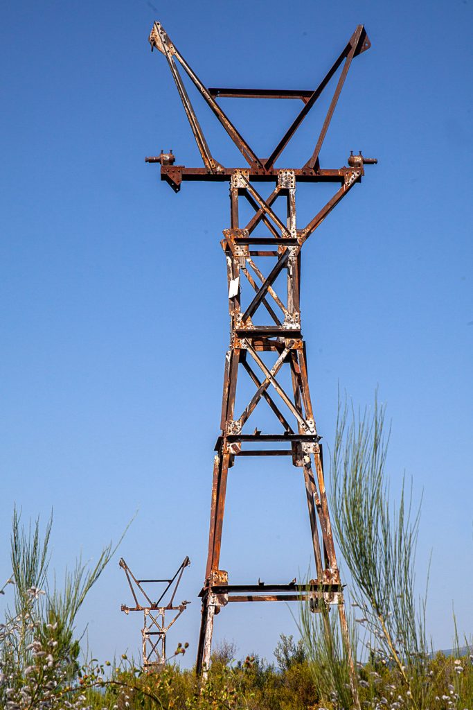 Antiguas torres de la línea de transporte de Baldes. Corta de Fabero. León 2020
