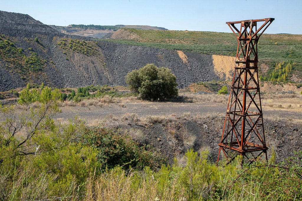 Antiguas torres de la línea de transporte de Baldes. Corta de Fabero. León 2020