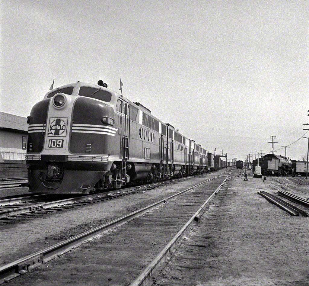 Locomotora entrando en la ciudad  de Atchison, Topeka. Linea del ferrocarril de Santa Fe entre Winslow y Seligman. Flagstaff, Arizona. EEUU. 1943