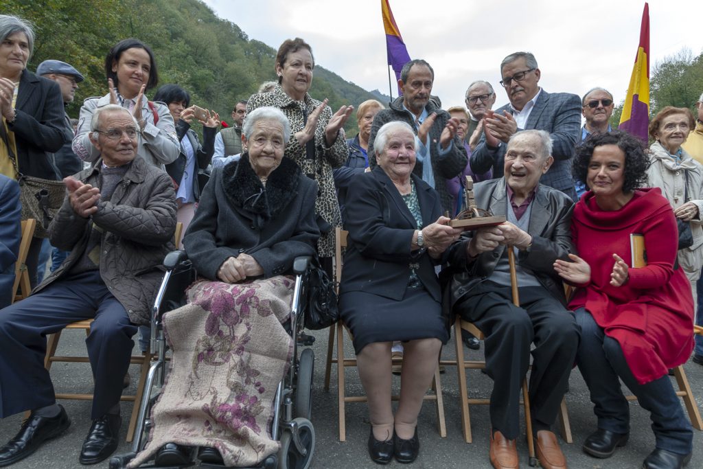 Premio Pozo Fortuna. Grupo de familiares de la Fosa Común de Tiraña. Turon. Mieres. Asturias 2018