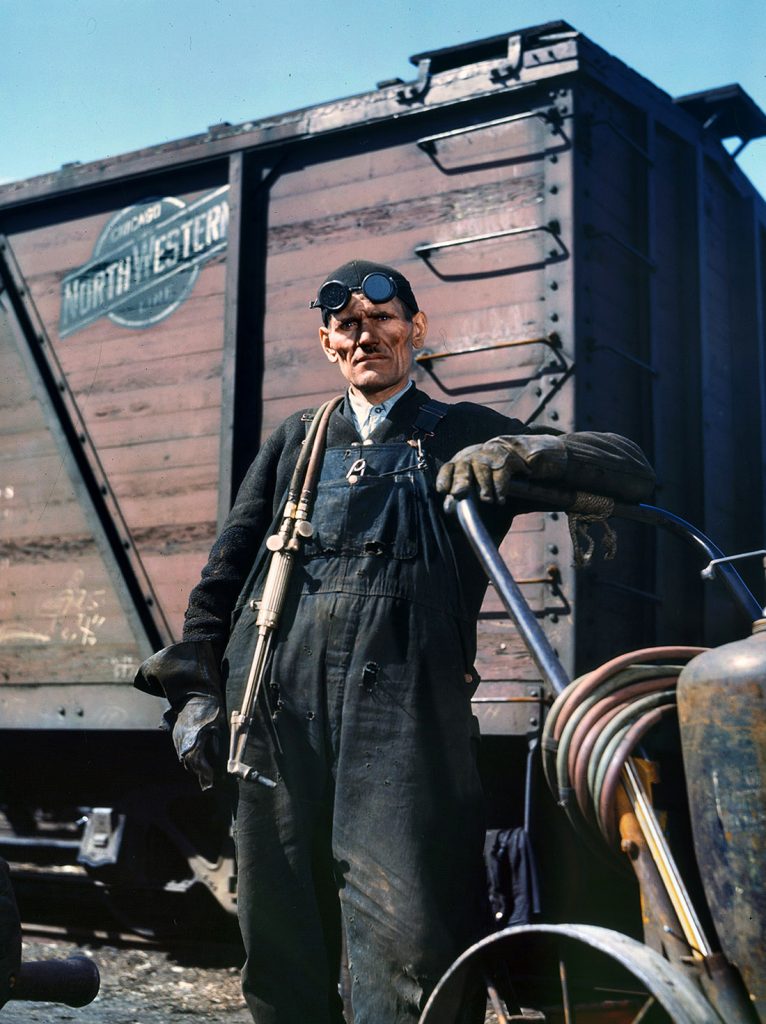 Soldador Mike Evans en la zona de Proviso. Linea de Ferrocarril del Noroeste de Chicago. EEUU. 1943