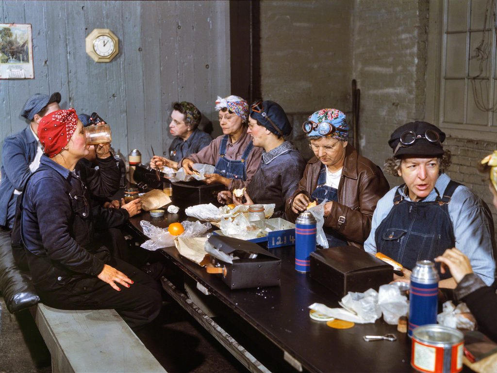 Mujeres almorzando en la zona de descanso de la linea de ferrocarril del Noroeste de Chicago. Clinton, Iowa. EEUU. 1943