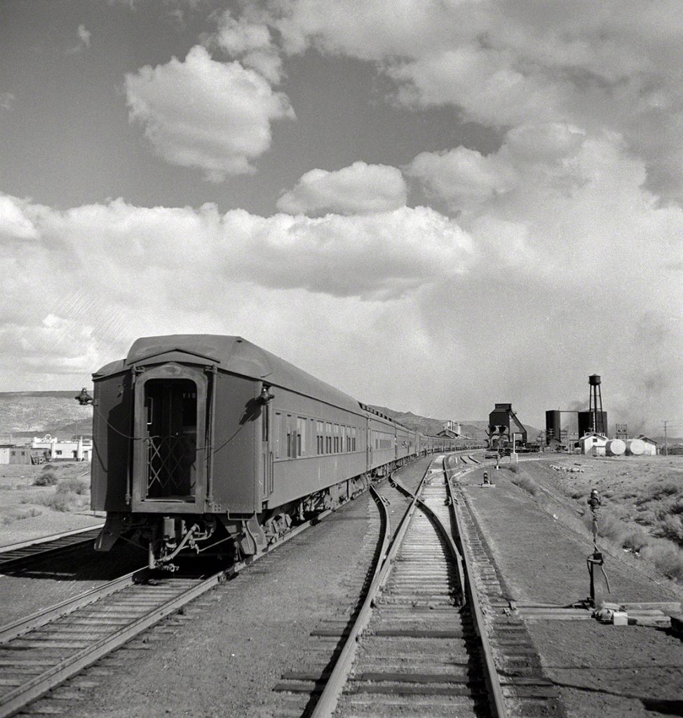 Tren de tropas parando a por carbón y agua en Atchison, Topeka y Santa Fe entre Belen y Gallup. Grants, New Mexico. EEUU. 1943