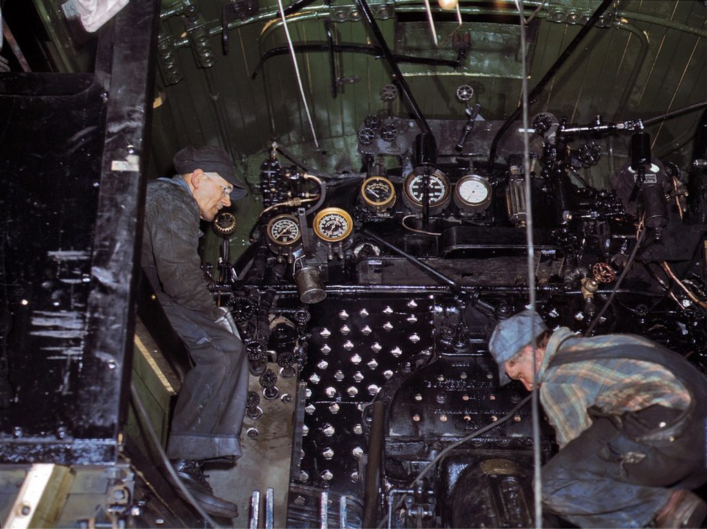 Trabajador en la cabina de una locomotora en la linea de ferrocarril del Noroeste de Chicago. EEUU. 1942