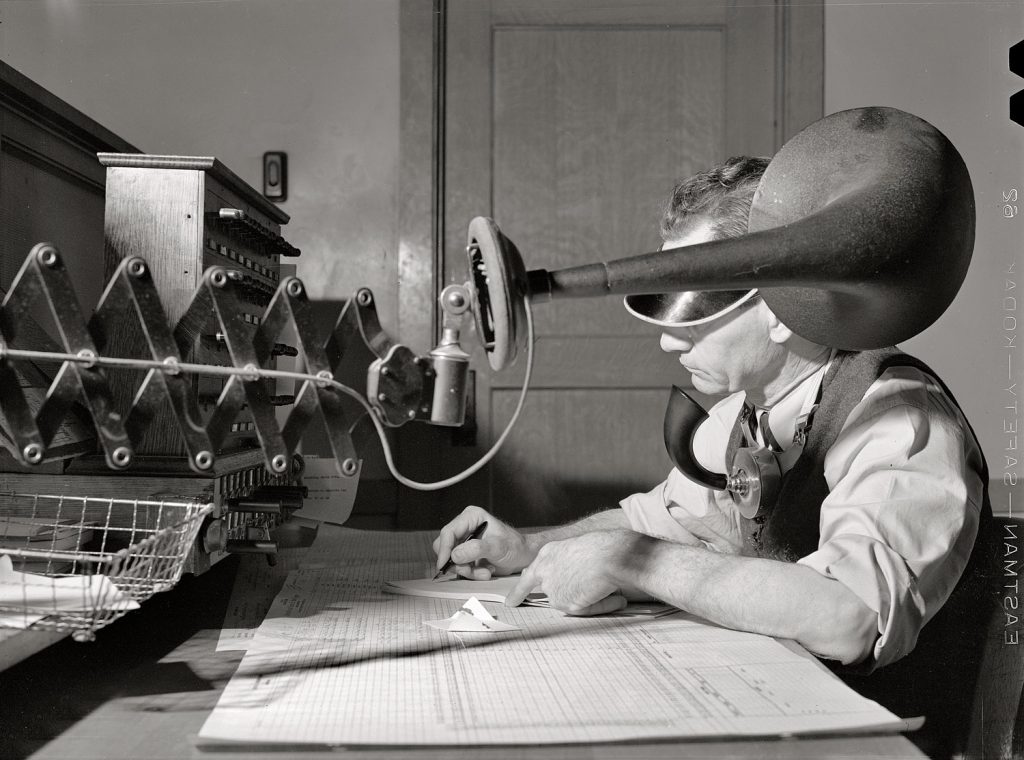 Despachador ferroviario de la linea de ferrocarril de Atchison, Topeka y Santa Fe en la oficina general. Amarillo, Texas. EEUU. 1943
