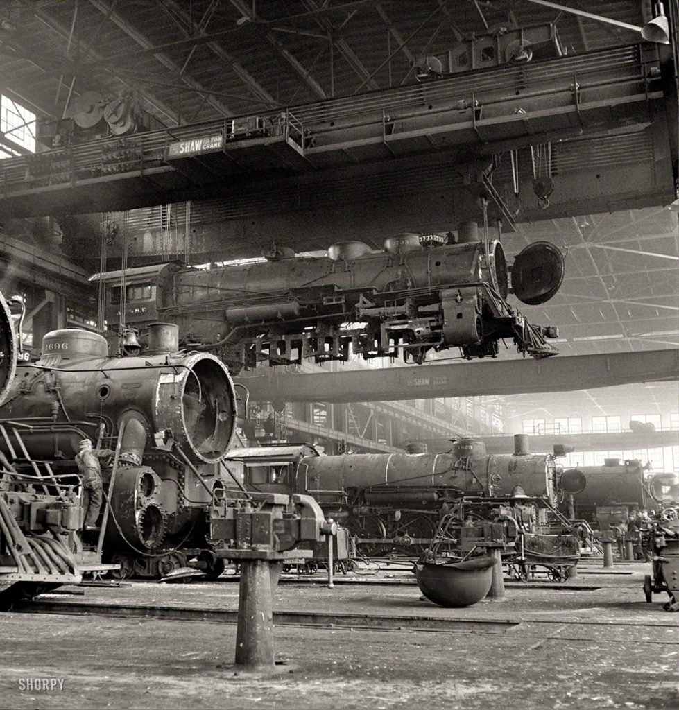 Locomotora transportada a otra parte de la linea de ferrocarril de Atchison, Topeka y Santa Fe. Albuquerque, Nuevo Mexico. EEUU. 1943
