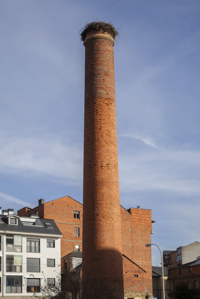 Antigua chimenea de la fabrica de ladrillos. Bembibre. León 2018