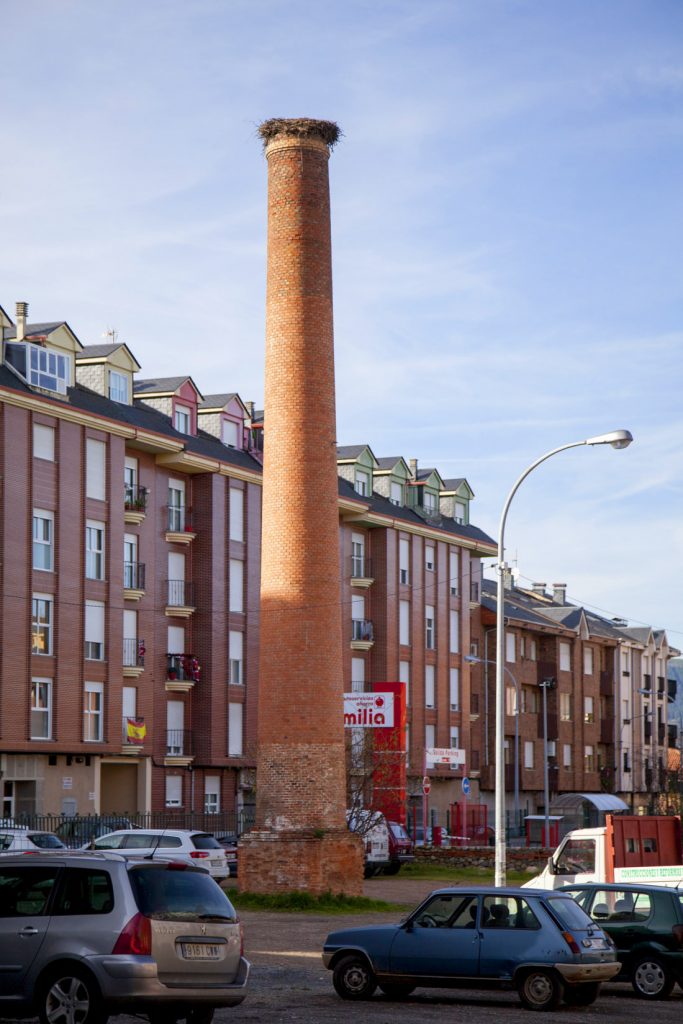 Antigua chimenea de la fábrica de ladrillos. Bembibre. León 2018