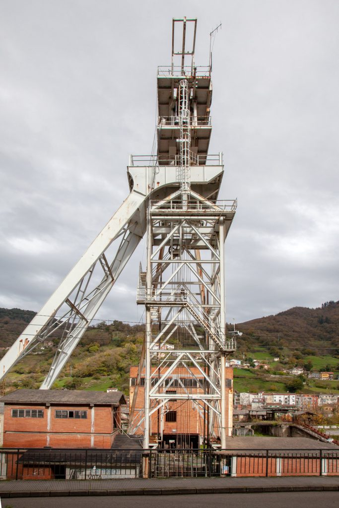 Instalaciones cerradas del Pozo San Antonio. Moreda. Aller. Asturias 2020