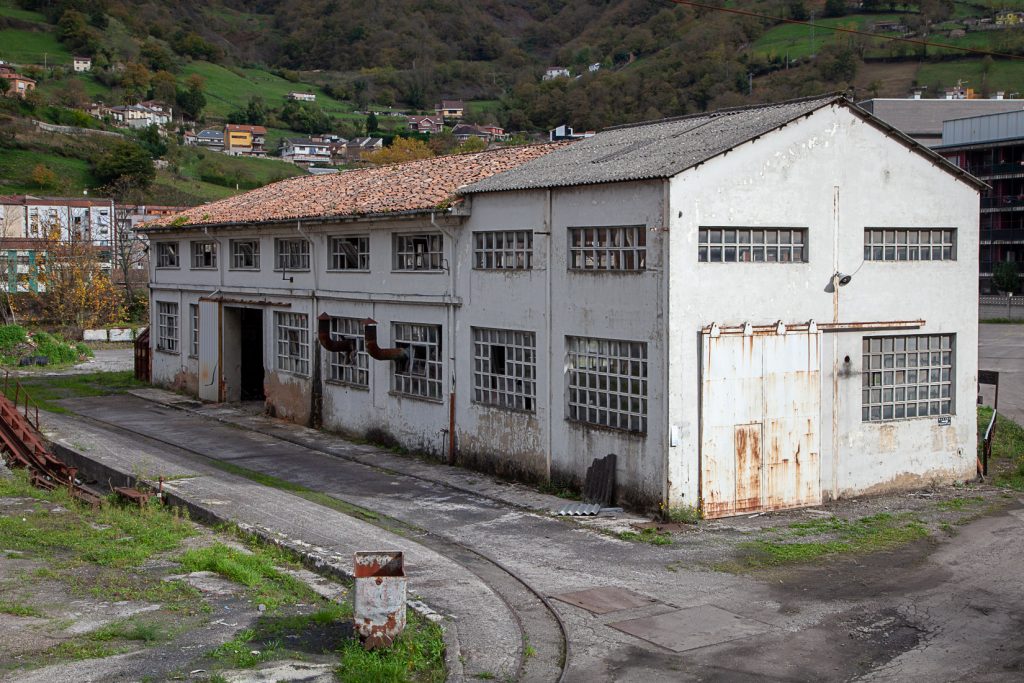 Instalaciones cerradas del Pozo San Antonio. Moreda. Aller. Asturias 2020