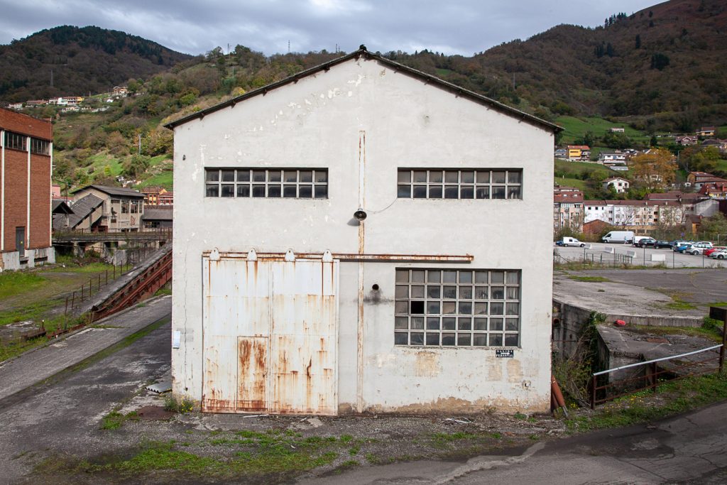 Instalaciones cerradas del Pozo San Antonio. Moreda. Aller. Asturias 2020