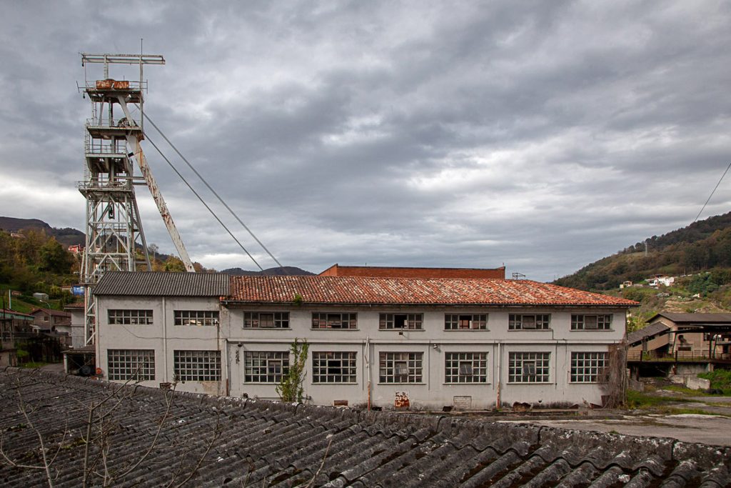 Instalaciones cerradas del Pozo San Antonio. Moreda. Aller. Asturias 2020